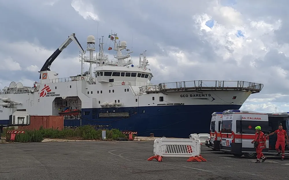 Хуманитарен кораб на Банкси е задържан от властите в Италия