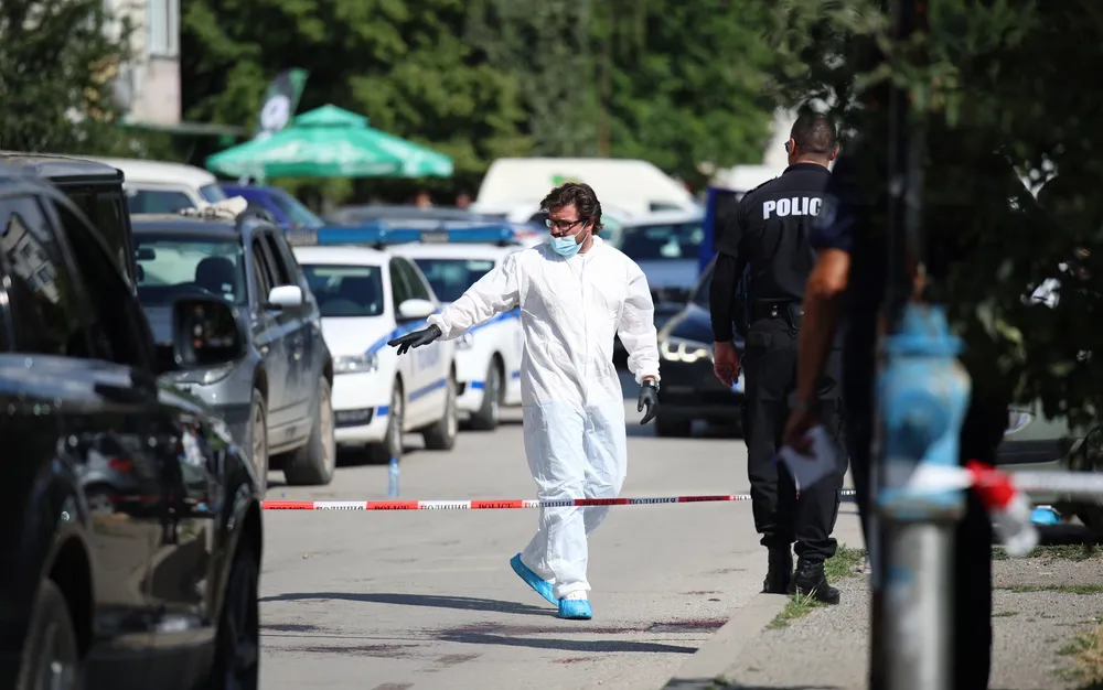 48-годишен е убит, двама са ранени при стрелба в кредитна къща в София - СНИМКИ - ВИДЕО