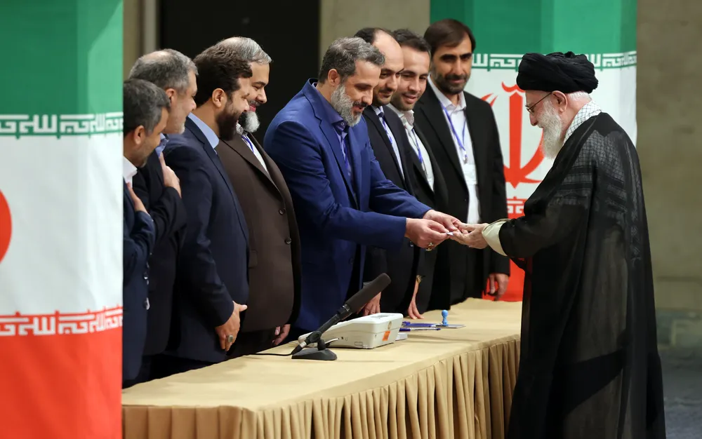 Започна президентският балотаж в Иран