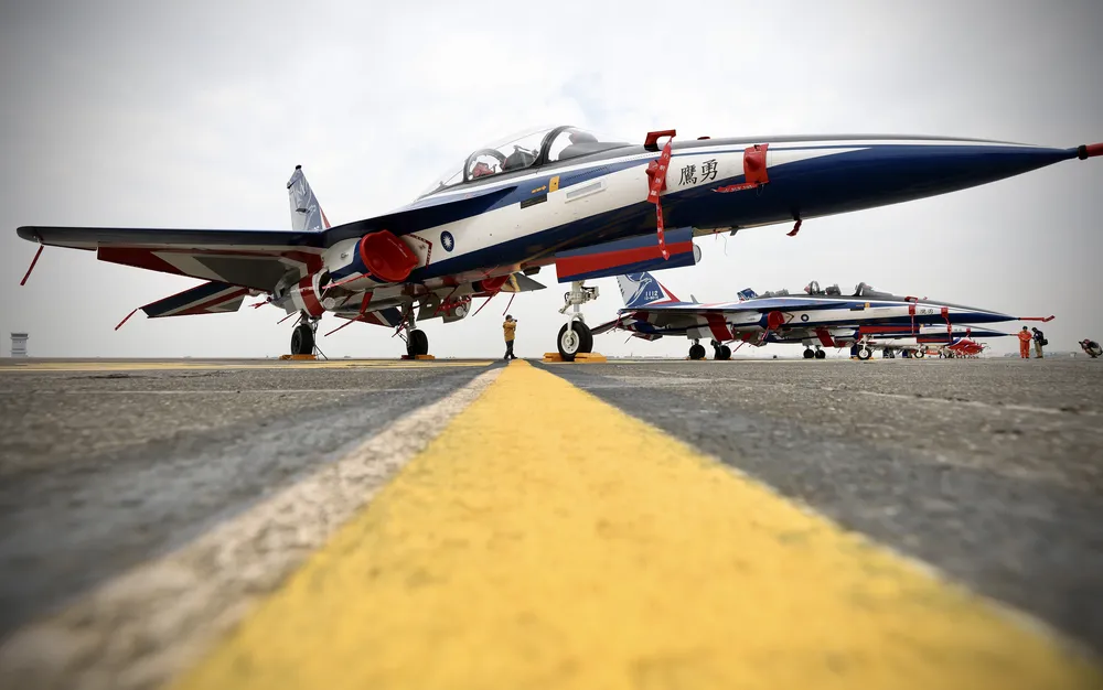 Десетки китайски военни самолети засечени около Тайван