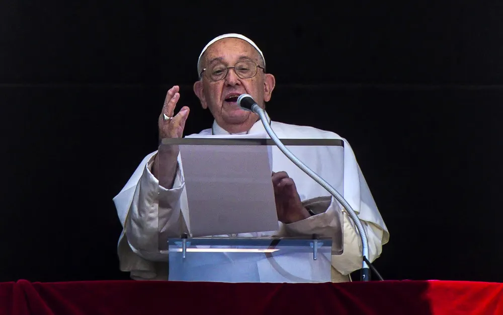 Ватикан отлъчи критик на папата