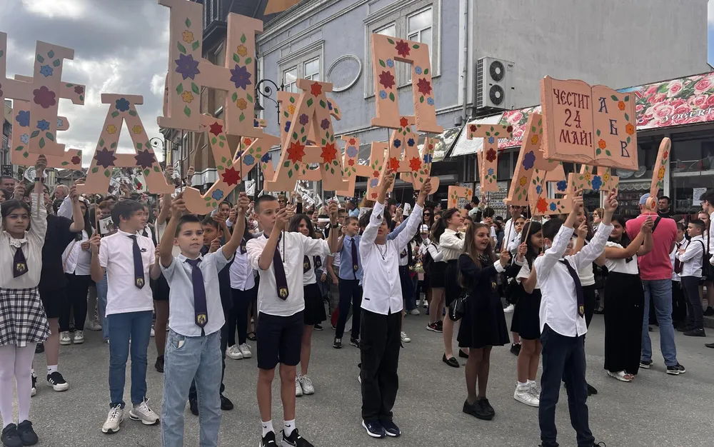 Без помощи за ученици в начален етап и в 8 клас, ако имат 5 неизвинени отсъствия за месец