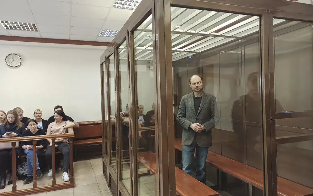 Критикът на Кремъл Кара-Мурза е преместен в затворническа болница