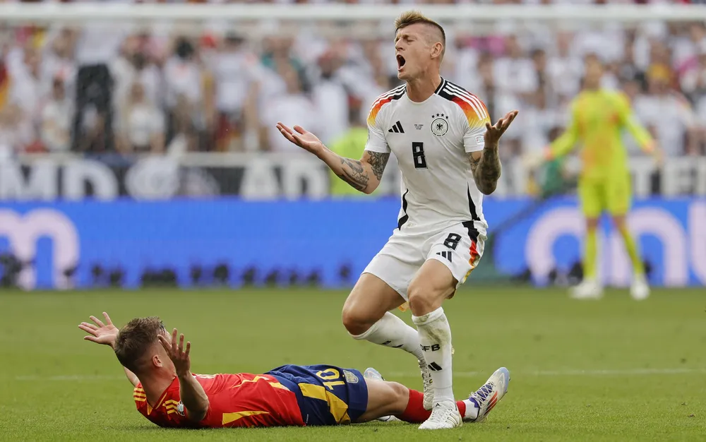 Стартовите състави на Испания и Германия