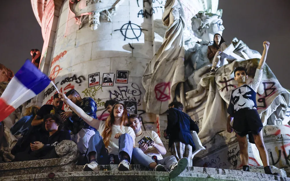 Френската левица победи изненадващо “Национален сбор” - ОБОБЩЕНИЕ -СНИМКИ