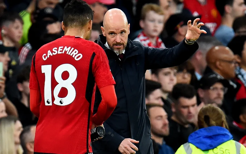 Манчестър Юнайтед е готов да се раздели с Каземиро