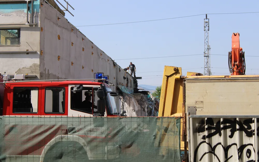 Пожар пламна при преустройство на обект на голяма търговска верига в Благоевград - СНИМКИ