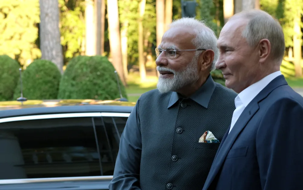 Моди прегръща Путин при първото си посещение в Русия след офанзивата в Украйна