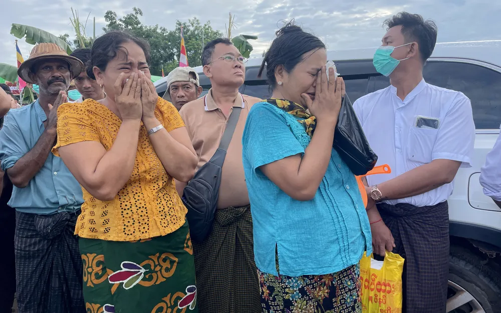 Осем изчезнали след потъване на лодка в Мианмар