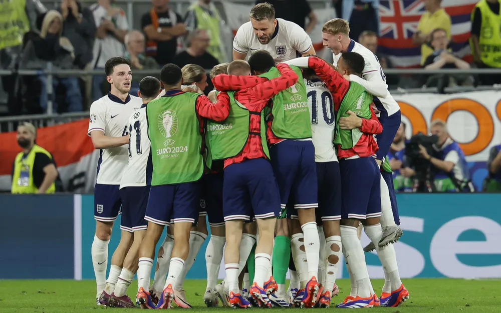 Златната резерва Уоткинс класира Англия на финал - подробности - СНИМКИ