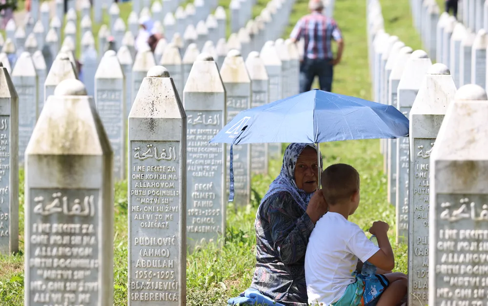 Хиляди почетоха жертвите на сръбския геноцид в Сребреница - ОБОБЩЕНИЕ - СНИМКИ - ВИДЕО