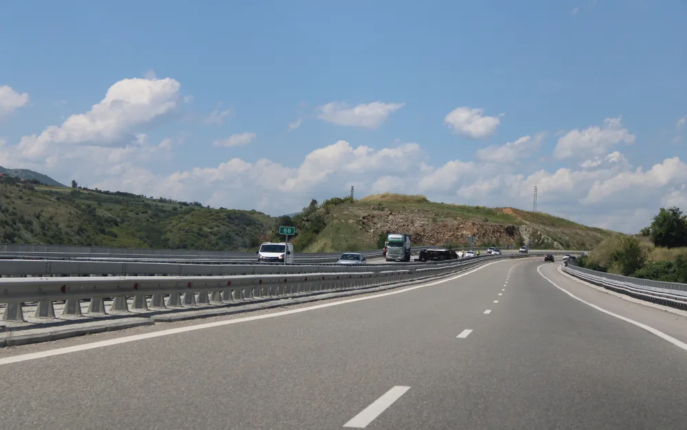 Микробус с туристи се преобърна на пътя Бургас-Созопол, има ранени - подробности