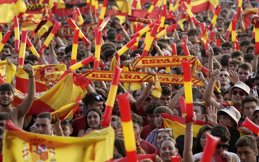 Испанците празнуват, от Хихон до Мурсия, от Мадрид до Мексико Сити - СНИМКИ