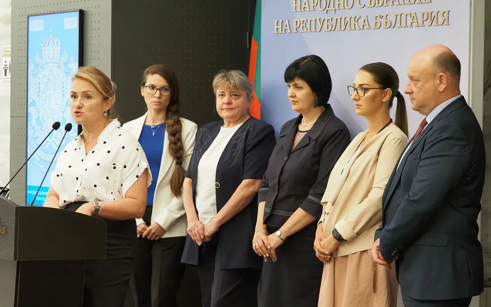 "Величие" ще обсъдят декларацията на ПП-ДБ и тогава ще вземат решение - ВИДЕО