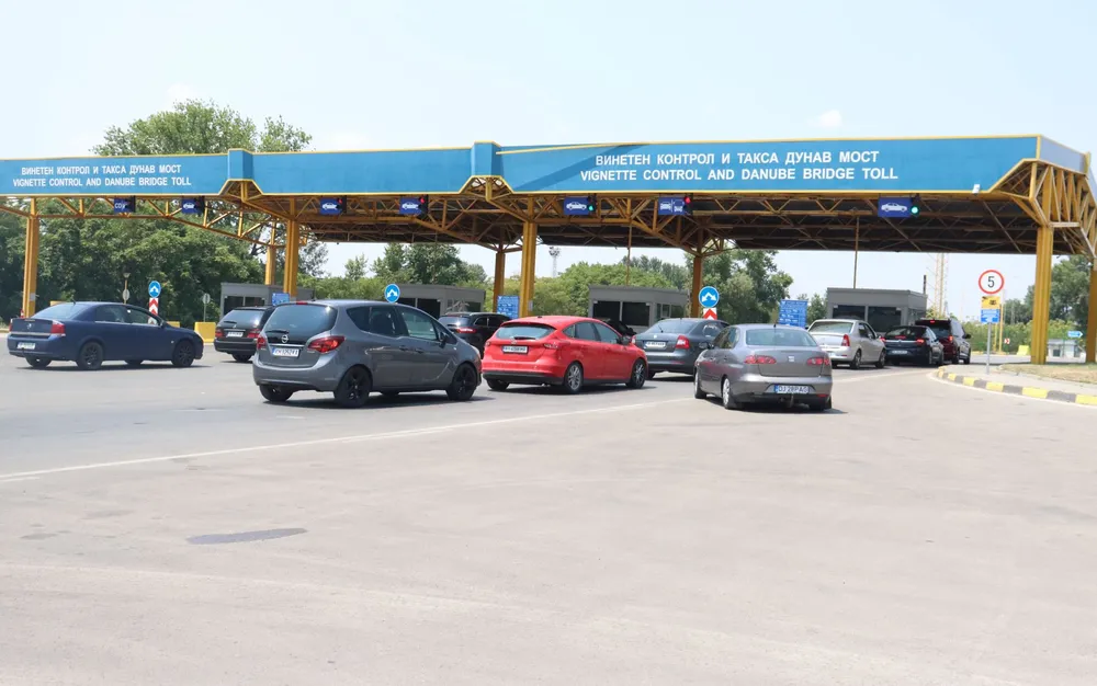 Служители на гранична полиция регулират трафика на Дунав мост - СНИМКИ