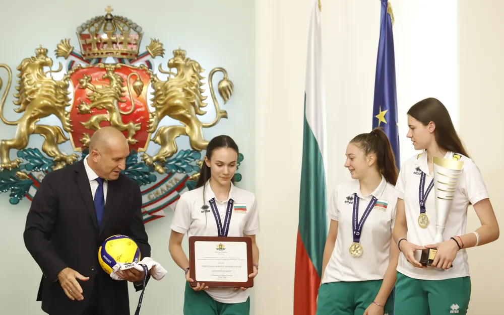 Румен Радев удостои с Почетен плакет европейските шампионки за девойки до 18 години - СНИМКИ - ВИДЕО