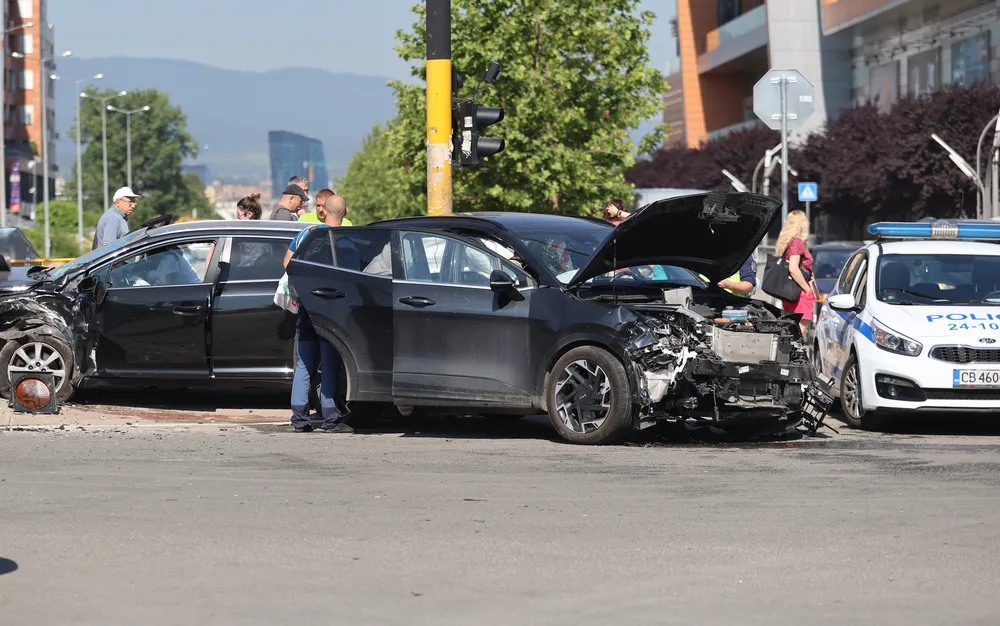 Два автомобила се удариха челно в София, по чудо няма жертви - СНИМКИ