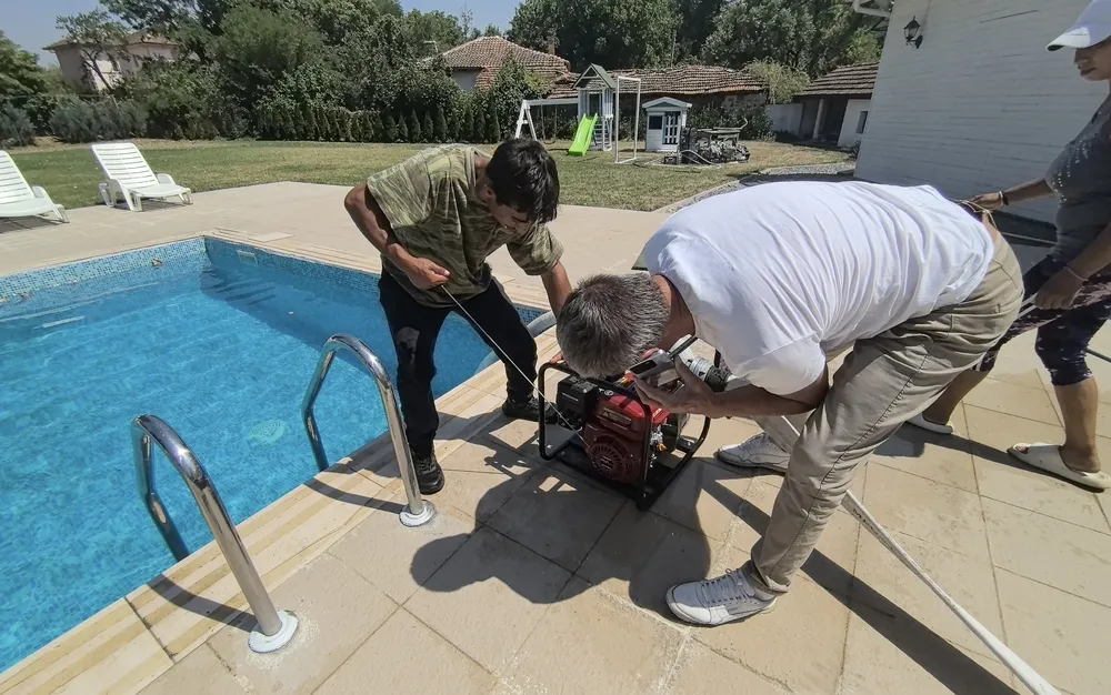 Във Воден гребат вода от басейн и издигат стени с орехови клони срещу огъня - СНИМКИ - ВИДЕО