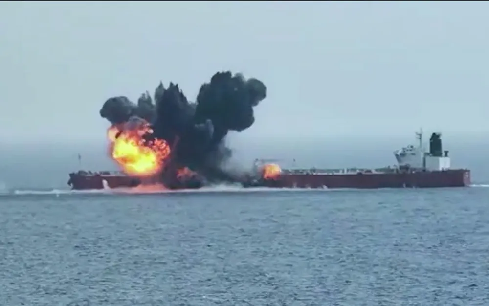 Контейнеровоз беше ударен от снаряд край бреговете на Йемен