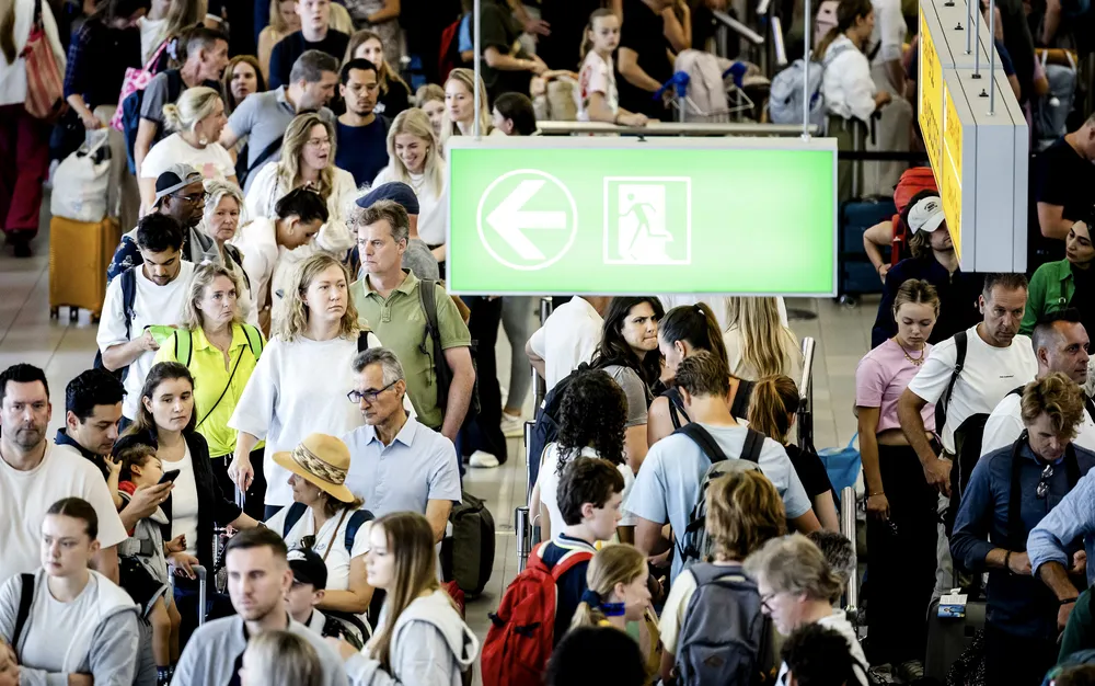 Частично възобновяване на полетите на летището в Берлин след срива