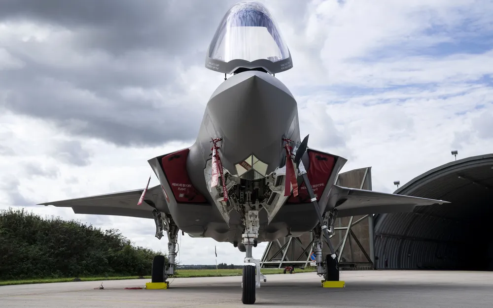 Първите бойни самолети F-16 днес кацат в Словакия