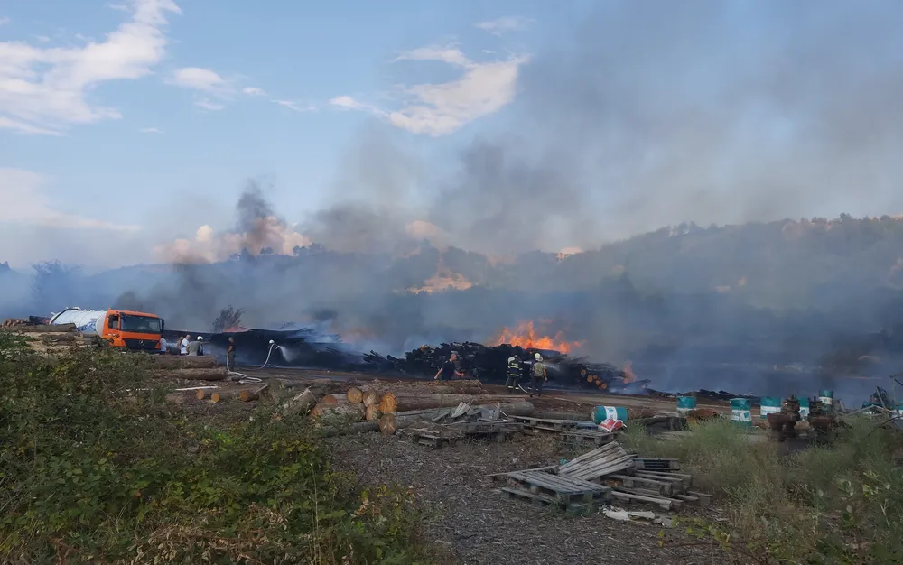 Бърз влак причини огромен пожар на гара Кочериново до Дом за възрастни хора, Е-79 е затворен - СНИМКИ - ВИДЕО