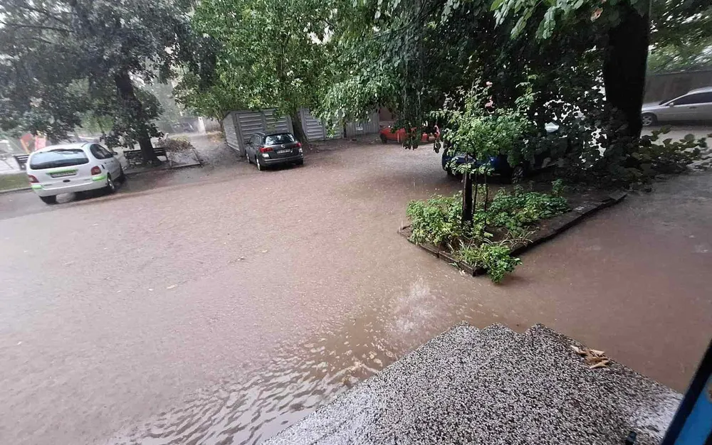 Лятна буря удари Казанлък - СНИМКИ - ВИДЕО