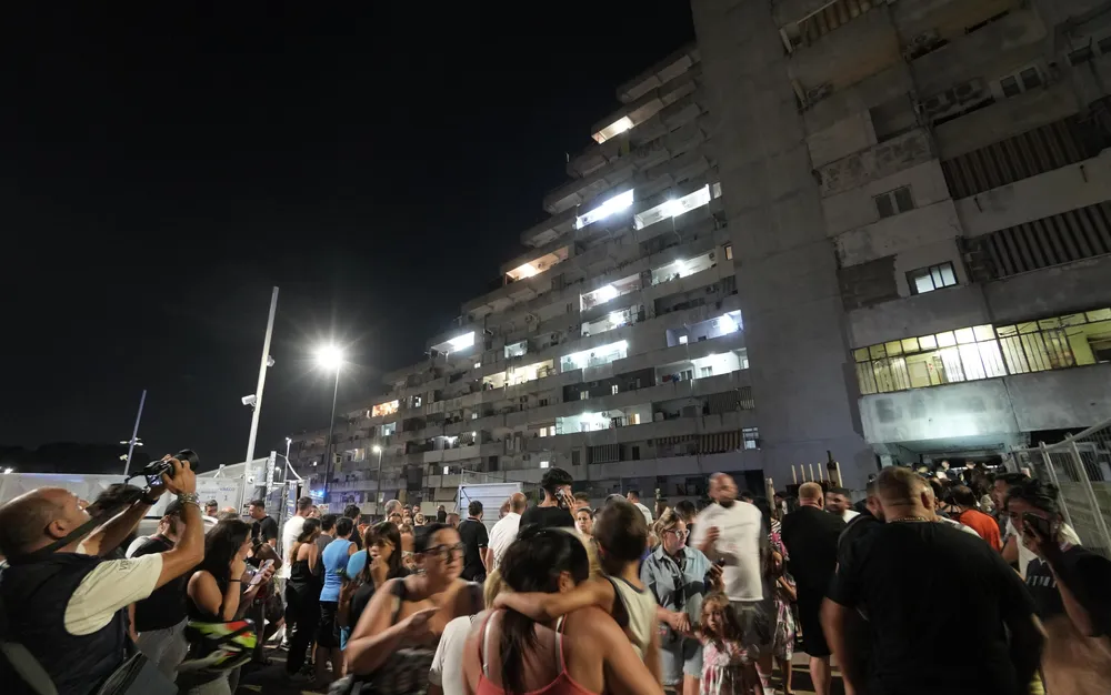 Двама загинали и 13 ранени при срутване на балкон в Италия