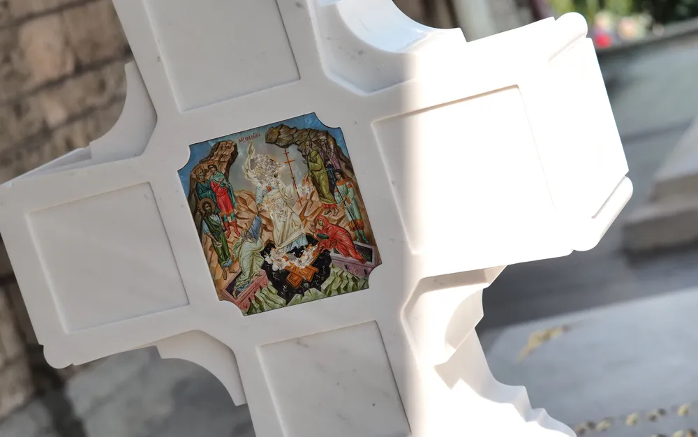 Поругаха гроба на Патриарх Неофит за пореден път - СНИМКИ