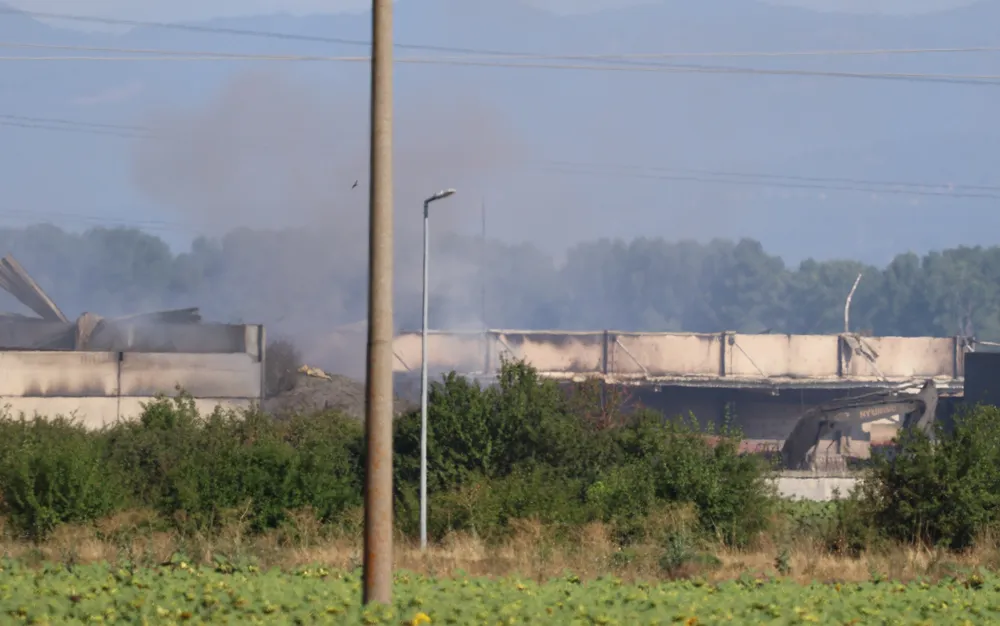 Откриха и втория обгорен труп в складовете за пиротехника в Елин Пелин