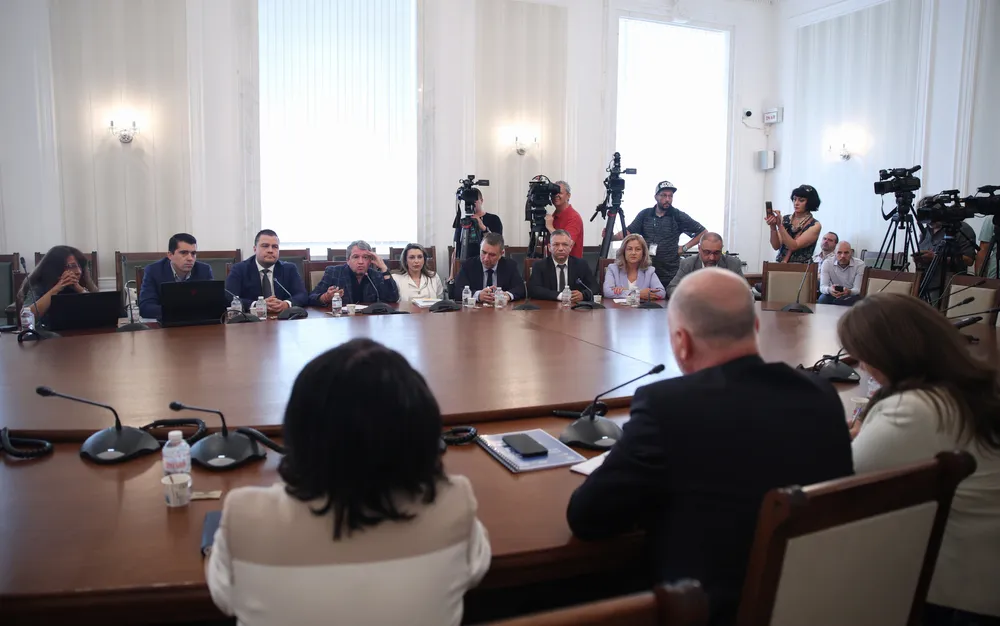 Започна срещата между ИТН и ГЕРБ-СДС за третия мандат - СНИМКИ - ВИДЕО