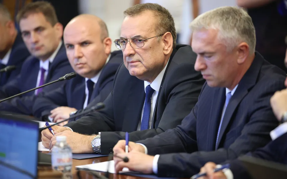 Депутати от ДПС (без Пеевски и група) участваха в протеста на граждани ощетени от "френската безработица" - СНИМКИ