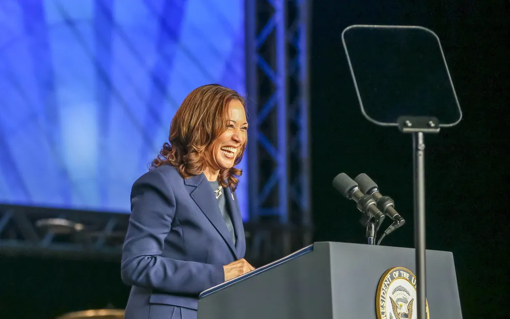 Харис се гордее, че е избрала Уолц за свой вицепрезидент
