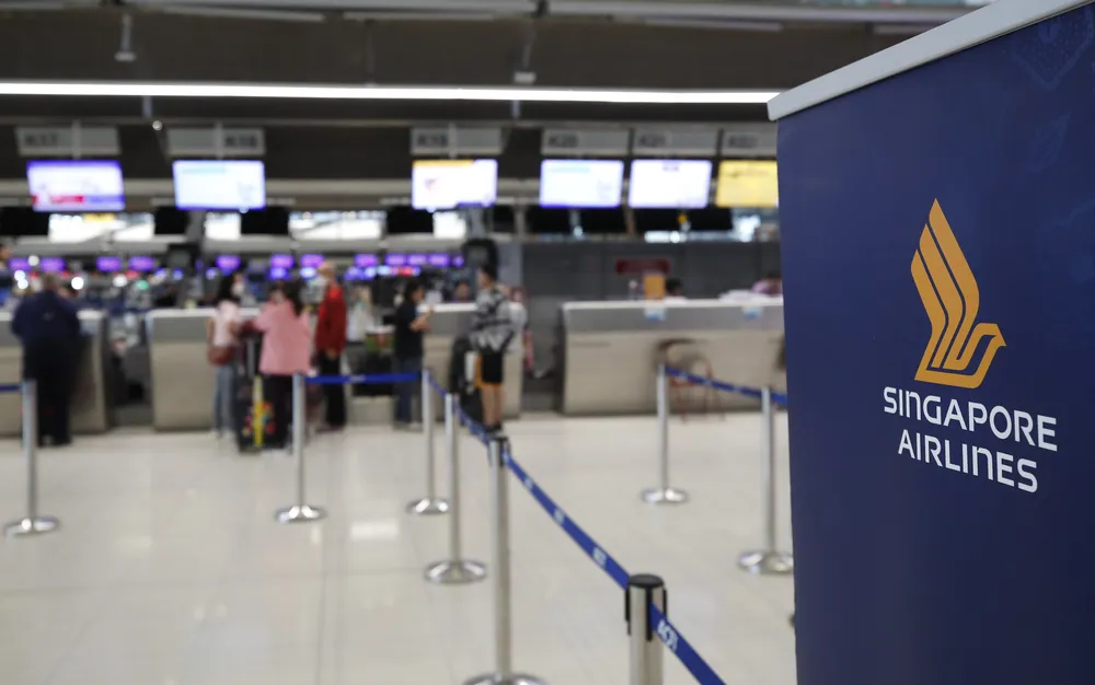 Димящ самолет на Singapore Airlines затвори писта на летището в Токио