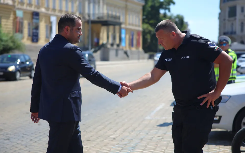 Покрепа в обедната почивка: Полицаи застанаха зад Калин Стоянов, БОЕЦ възрази - СНИМКИ - ВИДЕО