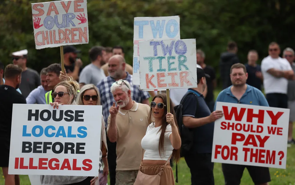 700 мигранти за ден са прекосили Ламанша до Великобритания с малки лодки