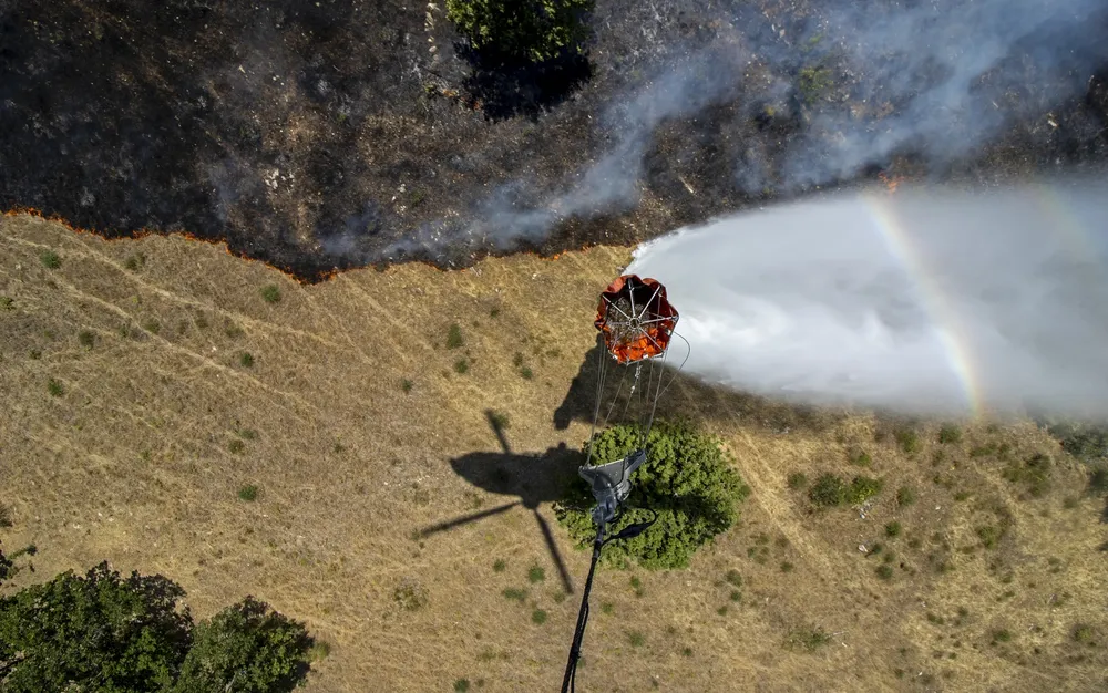 Два екипажа от ВВС и вертолети „Кугър“ и Ми-17 се включиха в гасенето на пожарите в Брезово и Хисаря