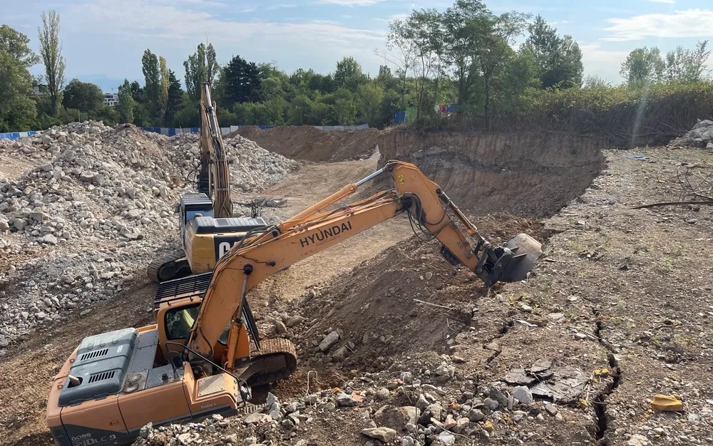 Приключва премахването на старите сгради от терена на детската болница - СНИМКИ