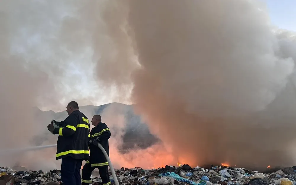 Високите температури подпалиха Регионалното депо във Враца - СНИМКИ