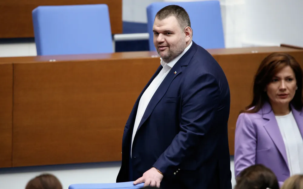 Делян Пеевски: Президентът Радев бави служебния кабинет, защото харчи откраднатия кеш на море - ВИДЕО