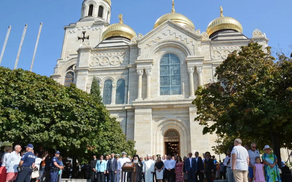 Варна гордо вдигна флага за празника на града - СНИМКИ