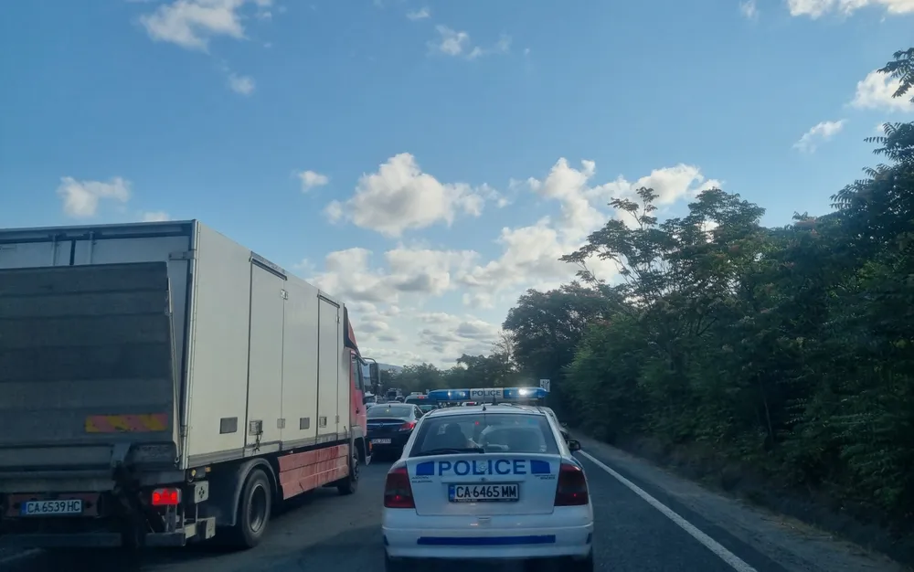 Шофьорът на БМВ, обърнал се по таван край Несебър, е с опасност за живота - подробности - СНИМКИ - ВИДЕО