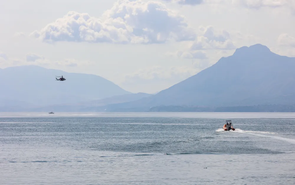 Един загинал и шестима изчезнали след буря, потопила суперяхта край Сицилия