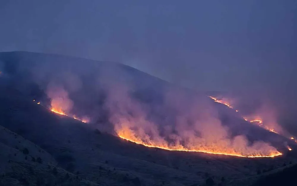 Мълния възпламени пожара в планината Славянка в понеделник - СНИМКИ