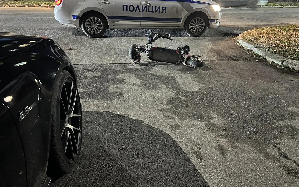 Двама младежи с електрическа тротинетка блъснаха 52-годишна жена във Варна, тя е с фрактура