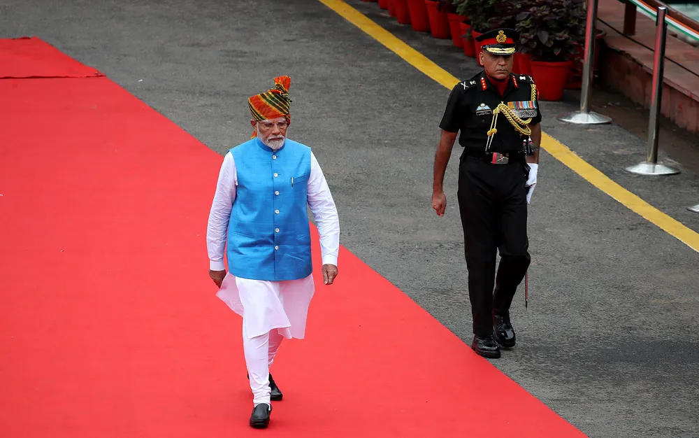 Моди кацна във Варшава за знаково посещение в Полша и Украйна