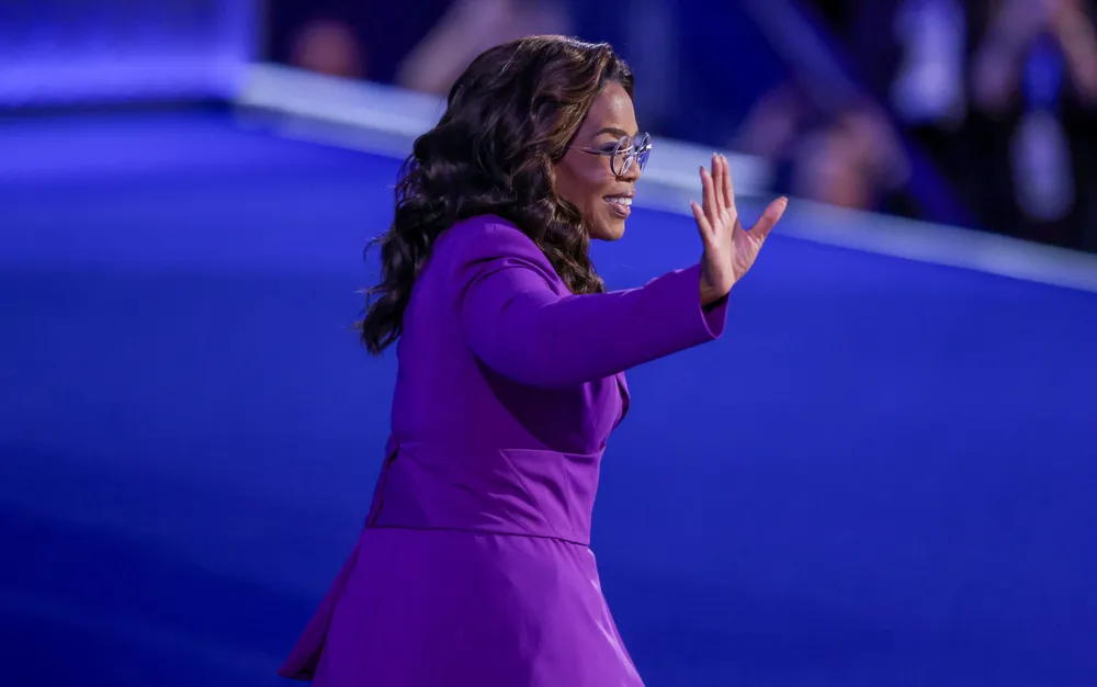 Опра призова американците да изберат истината в изненадваща реч на демократическата конвенция - СНИМКИ