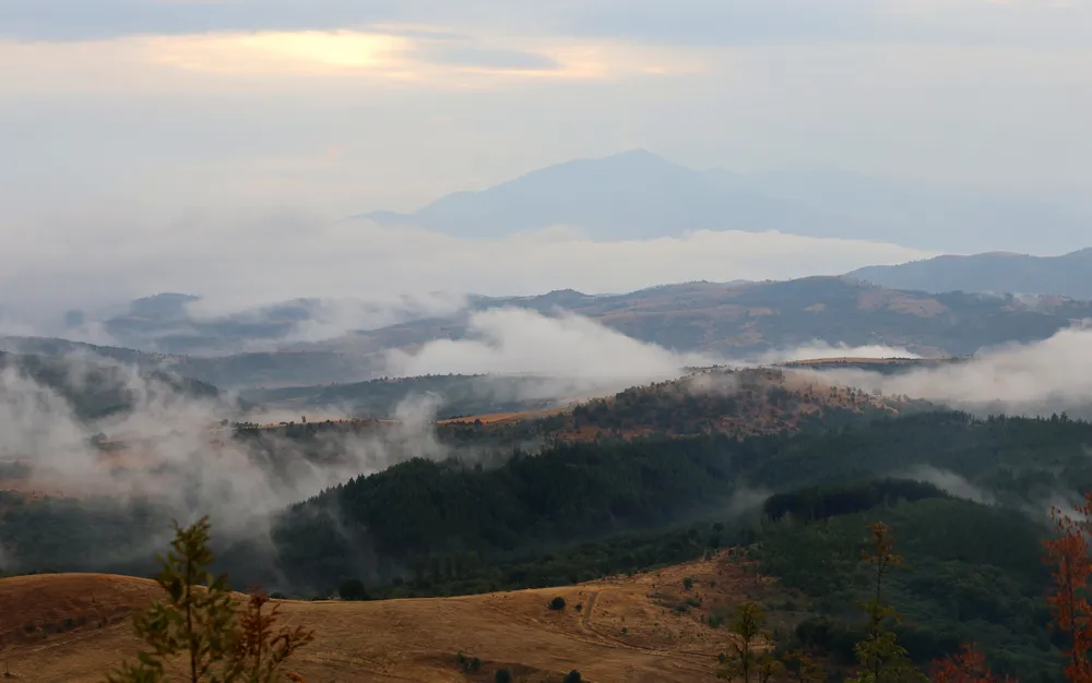 Валежи на изолирани места в планините, на изток ще е ветровито в петък, 23 август