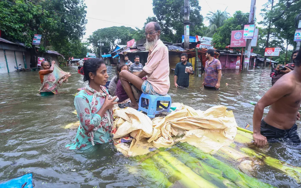 13 загинали и 4,5 милиона засегнати от наводненията в Бангладеш