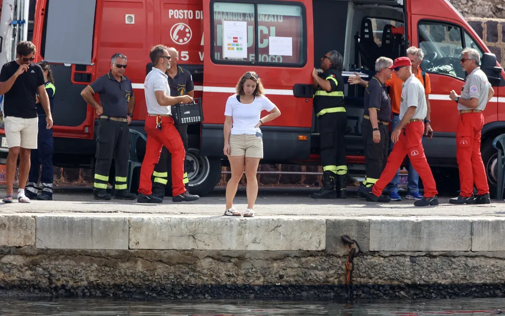 Водолази от Сицилия продължават търсенето на дъщерята на магната Майк Линч